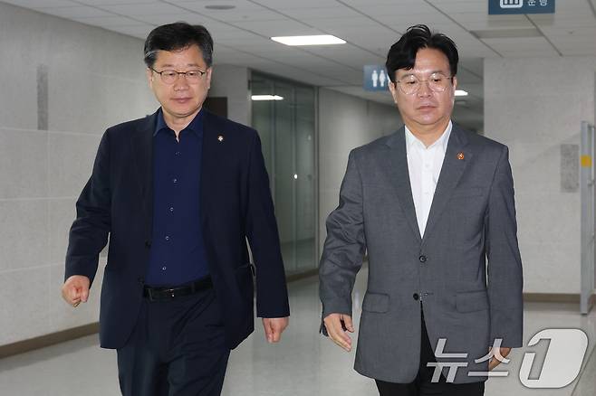 국회 환경노동위원장인 안호영 더불어민주당 의원(왼쪽)과 김영훈 고용노동부장관이 28일 오전 서울 여의도 국회 의원회관에서 열린 노란봉투법(노동조합법 2·3조 개정안) 관련 당정 간담회에 참석하고 있다. 2025.7.28/뉴스1 ⓒ News1 이광호 기자