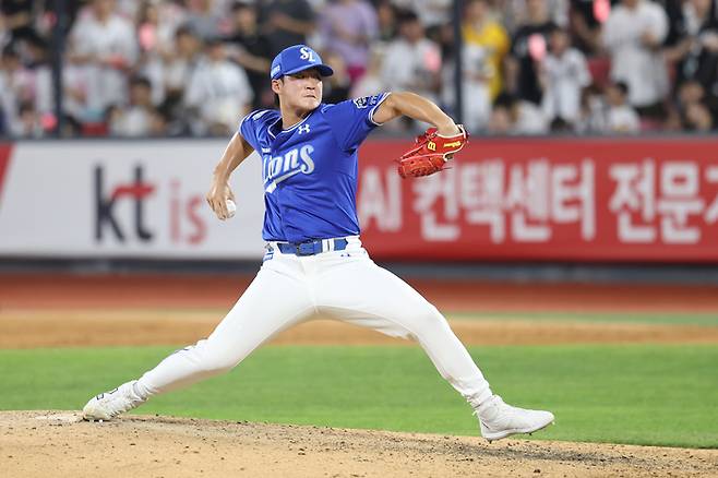 삼성 이호성이 27일 수원케이티위즈파크에서 열린 2025 KBO리그 KT전에서 9회말 올라와 힘차게 공을 던지고 있다. 난조 속에 4실점으로 패전투수가 되고 말았다. 사진 | 삼성 라이온즈