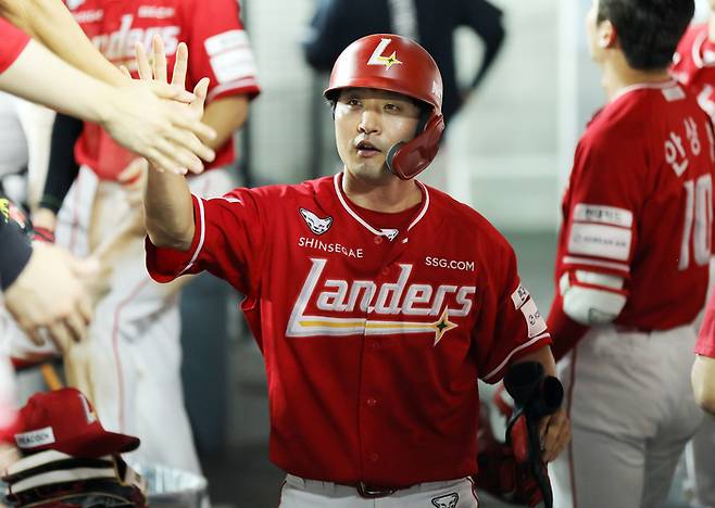 SSG 김성현이 26일 대전 한화생명 볼파크에서 열린 2025 KBO리그 정규시즌 한화전에서 득점한 후 더그아웃에서 동료들과 하이파이브를 하고 있다. 사진 | SSG 랜더스