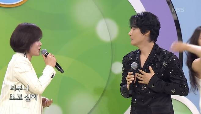 가수 강문경과 한혜진이 ‘너는 내 남자’를 듀엣을 부르는 모습   사진ㅣKBS1 ‘전국노래자랑’