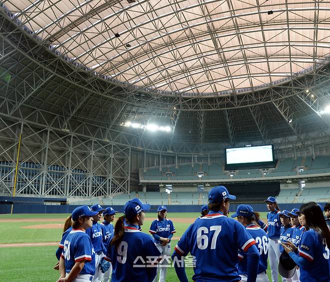 여자야구 대표팀이 서울 고척스카이돔에서 열린 친선경기에 앞서 선전을 다짐하고 있다. 사진 | 스포츠서울 DB