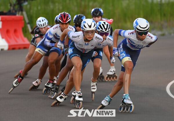 28일 제천에 위치한 송학로드경기장에서 치러진 '제20회 아시아 롤러스케이팅 선수권대회' 스피드 로드 여자 15,000m 제외 경기에서 나영서(은평구청, 왼쪽)이 질주를 펼치고 있다. /사진(제천)=김종원 기자