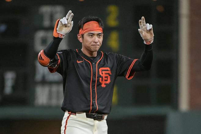 9회말 우중간 2루타를 터뜨린 뒤 베이스에 안착해 동료들에게 시그널을 보내고 있는 이정후. Imagn Images연합뉴스