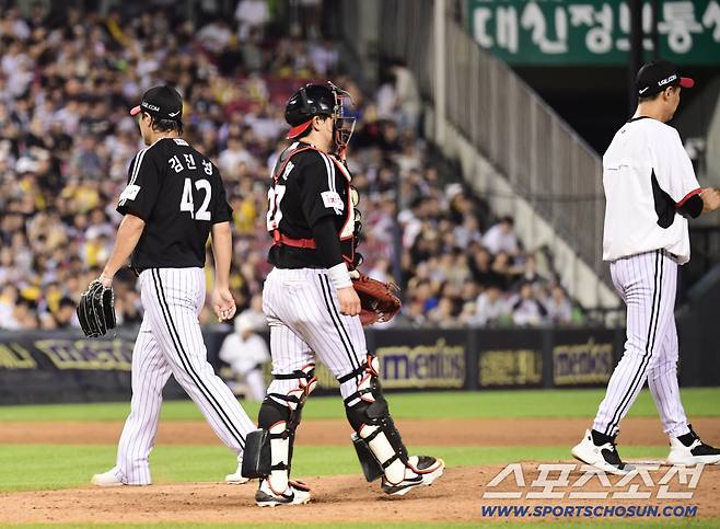 26일 잠실구장에서 열린 두산과 LG의 경기. 8회말 1사 2루. 마운드를 내려가는 LG 김진성.