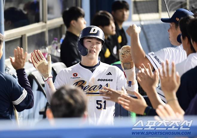 득점 성공 후 동료들과 하이파이브를 나누고 있는 조수행.