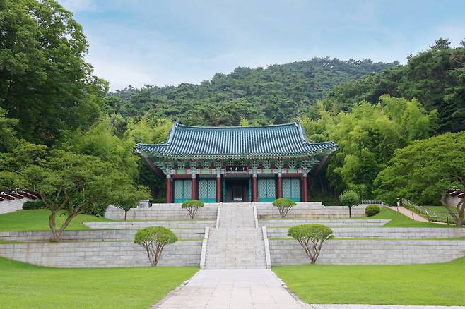 ◇현충사는 충무공 이순신 장군의 영정을 모신 사당이다. 입구에서부터 사당까지 느린 걸음으로 10여분 이상 걸리지만, 잘 가꿔진 정원을 걷다 보면 어느덧 이순진 장군 영정과 마주하게 된다. 사진제공=지엔씨21
