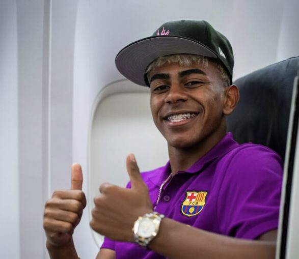 일본 고베행 대한항공 전세기에 탑승한 바르셀로나 슈퍼스타 라민 야말  사진=바르셀로나 구단