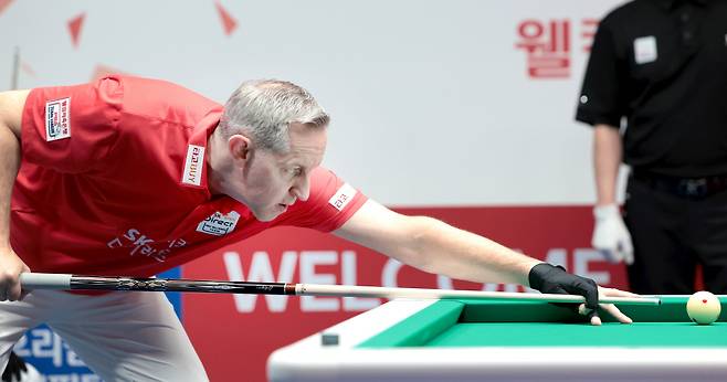 PBA팀리그에 참가한 SK렌터카 선수단 '맏형' 에디 레펀스가 신중하게 샷을 시도학고 있다. 사진제공=PBA