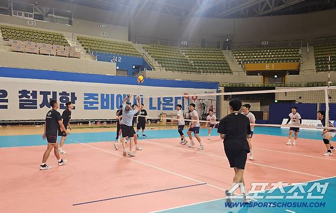 '배구캠프' 미니게임에서 직접 토스를 하는 마우리시오 파에스 우리카드 감독. 인천=이종서 기자