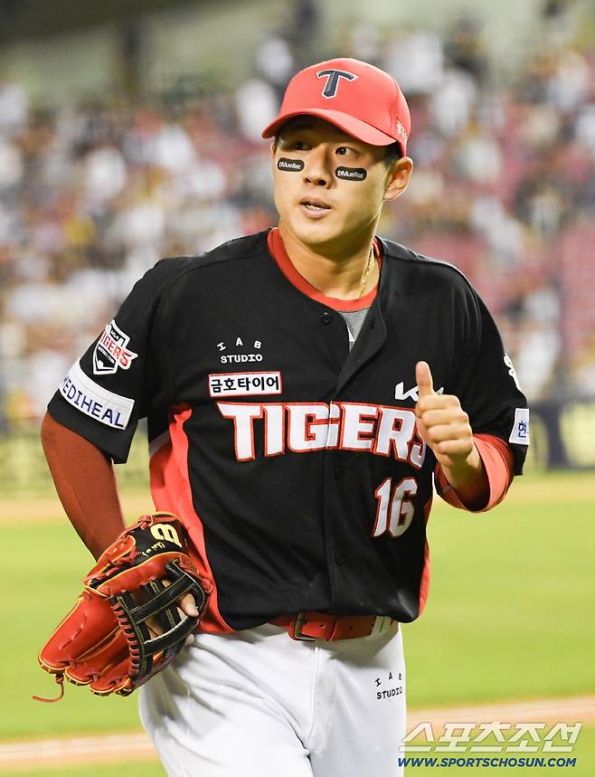4일 잠실구장에서 열린 두산 베어스와 KIA 타이거즈의 경기. KIA 우익수 최원준이 수비를 마친 뒤 더그아웃으로 향하고 있다. 잠실=박재만 기자 pjm@sportschosun.com/2025.06.04/