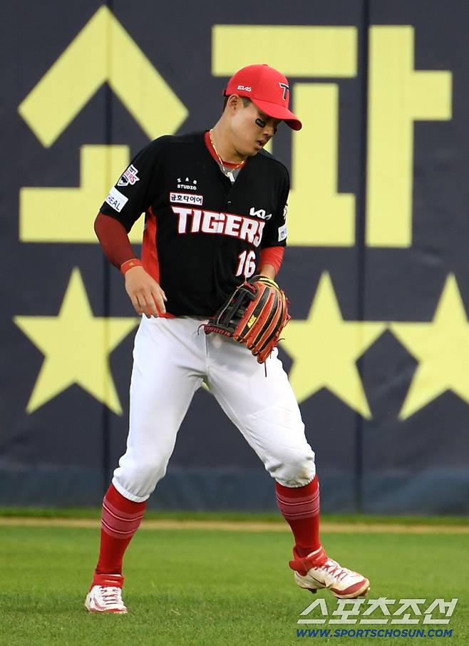 3일 잠실구장에서 열린 두산 베어스와 KIA 타이거즈의 경기. 5회초 2사 2루 KIA 우익수 최원준이 두산 케이브 뜬공을 포구 실책한 뒤 아쉬워하고 있다. 잠실=박재만 기자 pjm@sportschosun.com/2025.06.03/