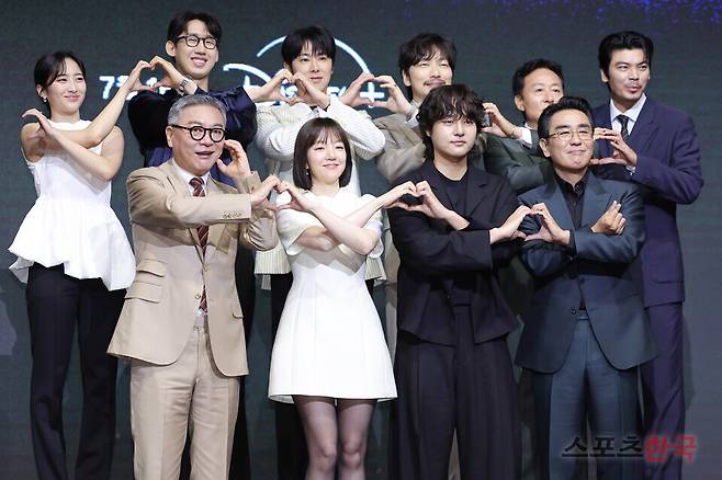 디즈니+ 오리지널 시리즈 '파인: 촌뜨기들' 제작발표회에 참석한 배우 류승룡, 양세종, 임수정, 김의성, 김성오, 이동휘, 정윤호, 김종수, 이상진, 김민. 25.7.8 ⓒ이혜영 기자 lhy@hankooki.com