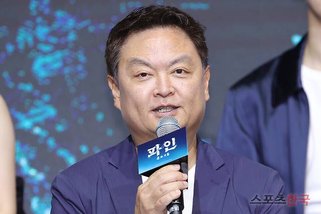디즈니+ 오리지널 시리즈 '파인: 촌뜨기들' 제작발표회에 참석한 강윤성 감독. 25.7.8 ⓒ이혜영 기자 lhy@hankooki.com