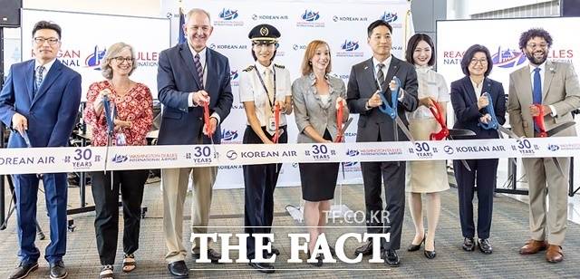 대한항공이 미국 워싱턴 취항 30주년을 맞아 지난 25일(현지시간) 워싱턴 덜레스 국제공항에서 기념행사를 열었다. 석인학 워싱턴공항지점장(오른쪽에서 네 번째)을 비롯한 대한항공 주요 관계자들과 워싱턴 공항당국 관계자들이 기념 촬영을 하는 모습. /대한항공