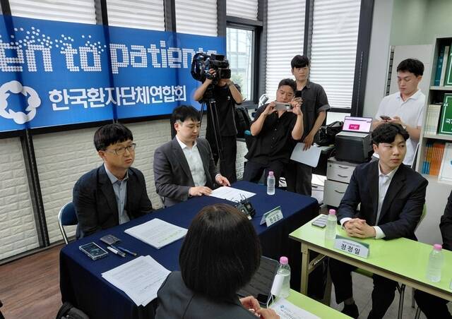 복귀를 준비하는 전공의들의 단체 대표가 집단 사직에 따른 국민 불안과 불편에 28일 사과했다. 하지만 집단행동 재발방지를 위한 약속은 언급하지 않았다. 왼쪽은 안기종 한국환자단체연합회 대표, 오른쪽은 한성존 대한전공의협의회 비상대책위원장. /사진=이준영 기자