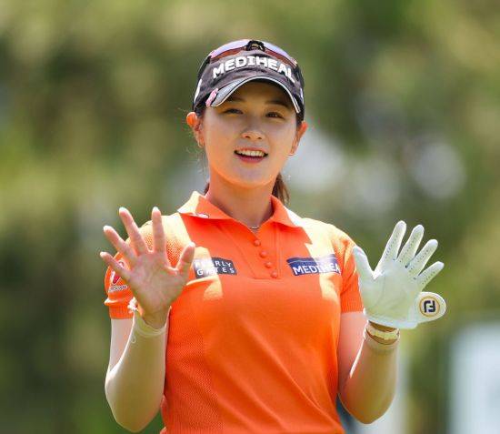 박현경은 항상 어려운 곳을 살피는 '기부천사'다. 사진제공=KLPGA