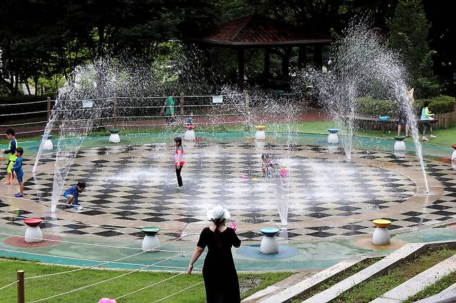 '폭염‘·연일 잠못드는 밤…제주 비·경기 충남 소나기[오늘날씨]=월요일인 오늘(28일) 날씨는 전국이 대체로 맑겠으나, 제주도는 대체로 흐리겠고, 전국에서'찜통더위'가 이어지겠다. ⓒbnt뉴스: 오늘날씨, 내일날씨, 주간날씨 예보&nbsp;