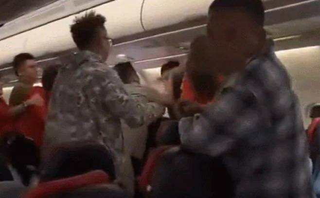"잠 좀 자게 닥쳐" 중국인들 기내 난투극 벌여 ©X(옛 트위터)