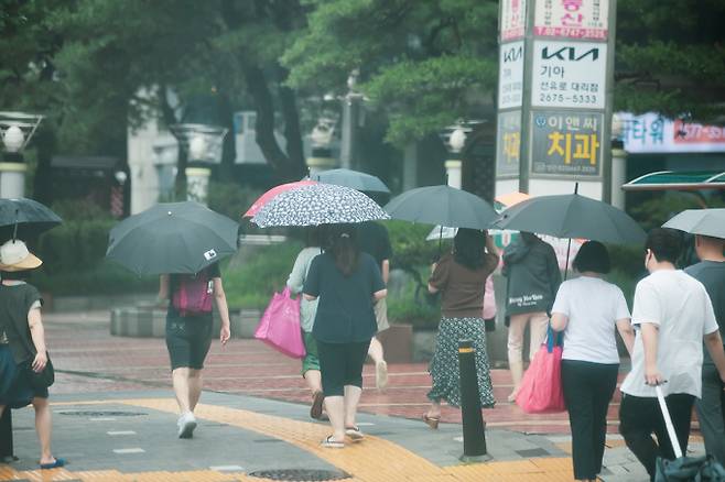 폭염 속 경기·강원 소나기… 한낮 최고 37도… 낮 최고 37도 [내일날씨]=내일(29일)은 전국이 대체로 맑겠으나, 제주도는 가끔 구름 많겠다. 아침 최저기온은 22~27도, 낮 최고기온은 32~37도가 되겠다.늦은 오후(15~18시) 한때 경기북동부와 강원중.남부산지에는 소나기가 내리는 곳이 있겠다. 예상 강수량은 △경기북동부 5~20mm △강원중.남부산지 5~20mm로 전망된다.한편 이날 새벽(00시)부터 아침(09시) 사이 서해안과 내륙을 중심으로 가시거리 1km 미만의 안개가 끼는 곳이 있겠다. ©서울, 서울날씨, 오늘날씨, 내일날씨