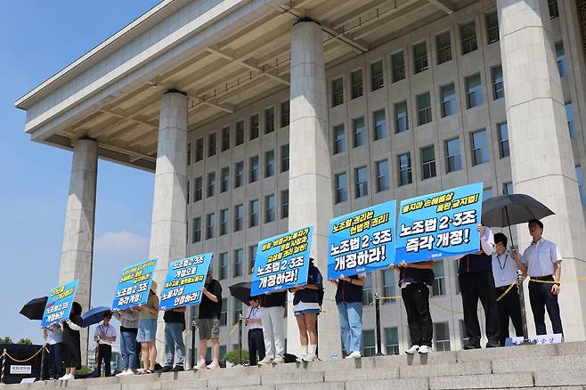 진보당 당원과 민주노총 조합원들이 25일 서울 여의도 국회에서 '노란봉투법(노조법 2·3조 개정안)'의 조속한 국회 통과와 시행을 요구하는 기자회견을 하고 있다. /연합뉴스