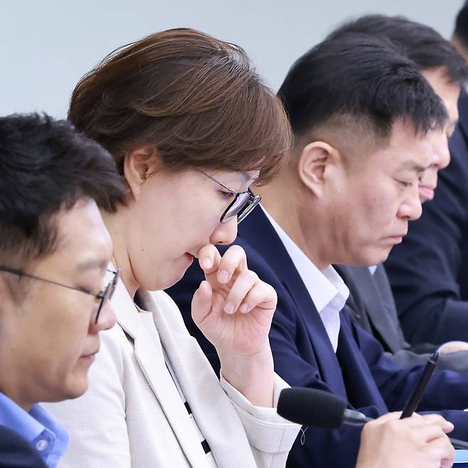김현지(왼쪽 두번째) 대통령실 총무비서관이 17일 서울 용산 대통령실 청사에서 열린 4차 수석·보좌관 회의에 참석해 이재명 대통령의 발언을 듣고 있다. /연합뉴스