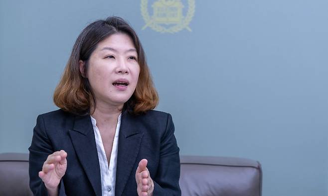 15일 오후 서울대학교에서 안지현 서울대 인문대학장이 박사과정 장학금 지원에 대해 설명하고 있다. 2025. 7. 15/ 조인원 기자