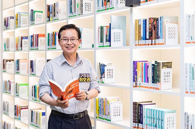 최호권 영등포구청장이 지난 2일 신길 책마루 문화센터에서 서울행복플러스 취재팀과 만나 도서관 내 주요시설을 설명하고 있다. 최 구청장은 "영등포구는 직접민주주의를 실행하는 자치구"라며 "주민들의 목소리를 구정에 직접 반영하기 위해 노력하고 있다"고 했다. /영등포구