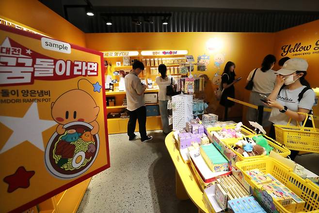 지난 16일 대전 동구 아트사이트 굿즈존에서 관광객들이 꿈돌이 관련 굿즈를 둘러보며 구매하고 있다. /신현종 기자