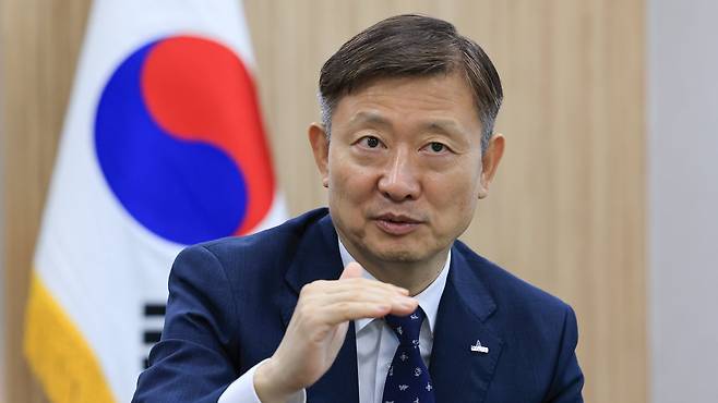 이상철 한국항공우주연구원 원장은 25일 본지 인터뷰에서 “우리나라 우주 기업들의 산업 생태계를 유지하기 위해서는 누리호 발사 횟수를 늘려야 한다”며 “소형위성을 약 300개 올리는 방안을 추진하고 있다”고 했다./박성원 기자