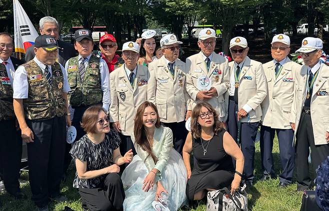 소프라노 강윤정씨가 27일 미국 워싱턴 DC 한국전참전용사기념공원에서 열린 6·25전쟁 정전협정 72주년 기념식에서 무대를 마친 뒤 기념촬영을 하고 있다. /워싱턴=김은중 특파원
