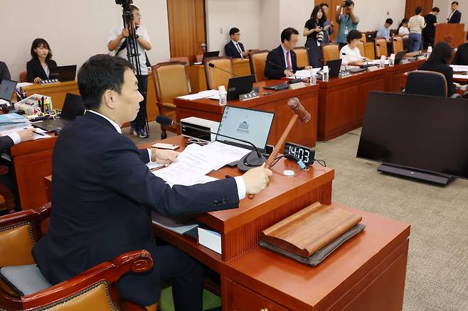 28일 오후 서울 여의도 국회에서 열린 법제사법위원회의 제3차 법안심사제1소위원회에서 김용민 소위원장이 상법 일부개정법률안을 상정하고 있다./뉴스1