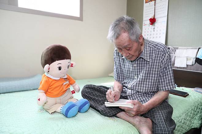 한 어르신이 '효돌이'와 시간을 보내고 있다. /서울 관악구 제공