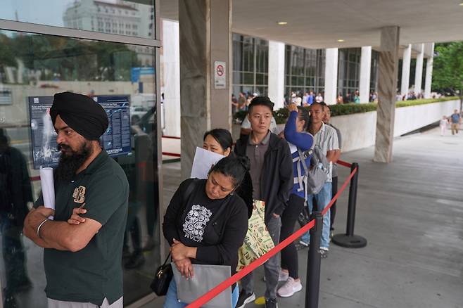 2025년 6월 25일  미국 이민세관집행국(ICE)과 미국 시민권 및 이민국(USCIS)이 있는 로스앤젤레스 연방청사 밖에 사람들이 줄을 서 있다. /연합뉴스