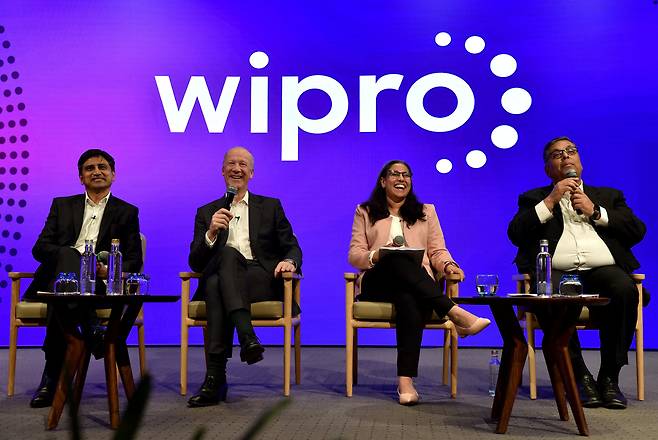 인도 남부 벵갈루루에 본사를 둔 다국적 기술 기업 와이프로 최고운영책임자(COO) 아밋 촌두리, CEO 티에리 델라포르테, 최고재무책임자 아파르나 아이어, 최고인사책임자 사우라브 고빌 등이 2024년 1월 분기 실적을 발표하고 있다. /연합뉴스