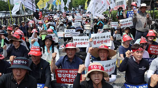 28일 서울 용산 대통령실 인근에서 열린 '한-미 상호관세 협상 농축산물 개방 반대 전국농축산인 결의대회'에서 농민들이 한·미 관세 협상 농·축산물 개방 반대를 촉구하고 있다. /뉴스1