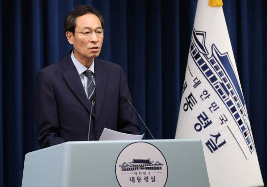 우상호 정무수석이 28일 용산 대통령실에서 '제21대 대통령 국민임명식' 관련 브리핑을 하고 있다. 연합뉴스.