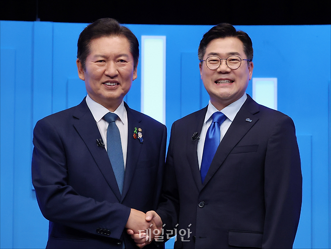 정청래·박찬대 더불어민주당 당대표 후보가 지난 16일 서울 양천구 목동 SBS에서 열린 TV토론회에 앞서 기념촬영을 하고 있다. ⓒ국회사진기자단