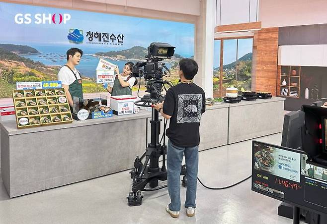 지난 24일 진행된 '청해진바다영어조합법인'의 활전복 방송 녹화 현장 모습.ⓒGS샵
