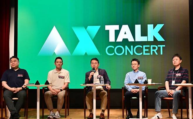 LG전자 조주완 CEO가 전 구성원 소통행사인 'AX 토크콘서트'에서 AI 기술의 중요성을 강조하며, AX 확산에 앞장서겠다고 밝혔다.ⓒLG전자