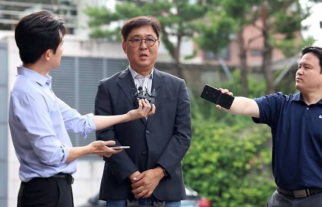 최휘영 문화체육관광부 장관 후보자가 지난 14일 서울 종로구 국립현대미술관 서울관에 마련된 인사청문회 준비 사무실로 첫 출근하며 취재진의 질문에 답변하고 있다. ⓒ문화체육관광부