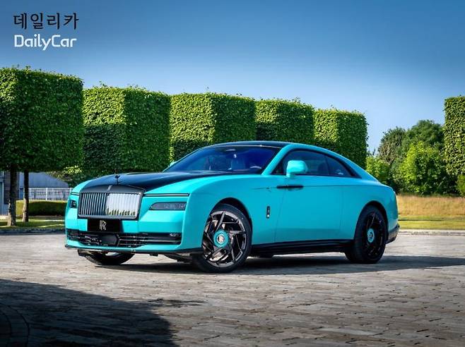 롤스로이스, 중국 벽화 비스포크 컬렉션 블랙 배지 스펙터