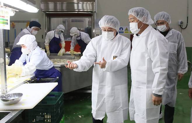김관영 전북도지사(오른쪽에서 두 번째)를 비롯한 전북도 공무원들이 ‘전북형 스마트 제조혁신 프로젝트’ 참여 기업의 생산 현장을 찾아 스마트공장 구축 상황을 살펴보고 있다. 전북도 제공
