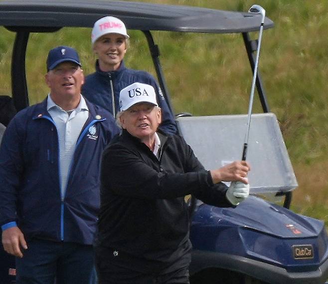 26일(현지 시간) 도널드 트럼프 미국 대통령이 자신이 소유한 스코틀랜드 턴베리의 골프장에서 골프를 치고 있다. 트럼프 대통령은 27일 현지에서 우르줄라 폰데어라이엔 유럽연합(EU) 집행위원장을 만나 무역협상 담판에 나섰다. 턴베리=AP 뉴시스