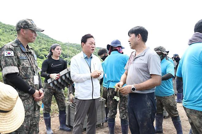 박완수 경남도지사(왼쪽에서 세 번째)가 26일 산사태 피해를 입은 경남 산청군 현장을 찾아 피해 상황을 점검하고 복구 작업에 참여 중인 군 장병들을 격려하고 있다. 경남도 제공