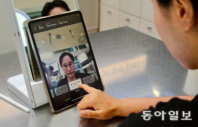최근 브리즘의 서울 을지로 매장을 방문한 한 고객이 AI 기반 ‘Face Ruler’ 추천 시스템을 통해 어울리는 안경테를 추천받고 있다. 임재호 DBR 인턴 연구원