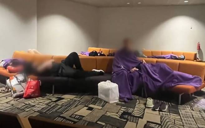 싱가포르에서 인천으로 향하려던 티웨이항공 여객기의 운항이 지연돼 승객들이 공항에서 대기하는 모습. 채널A
