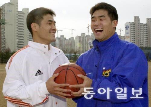 선수 시절 조상현 감독(오른쪽)과 쌍둥이 동생 조동현 감독.  동아일보 DB