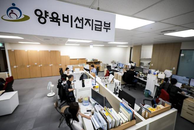 1일 서울 중구 양육비이행관리원 양육비선지급부에서 직원들이 업무를 보고 있다.  2025.07.01. [서울=뉴시스]