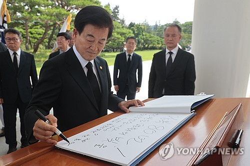 정동영 통일부 장관이 28일 서울 동작구 국립서울현충원을 찾아 참배한 뒤 방명록을 작성하고 있다. [연합뉴스]