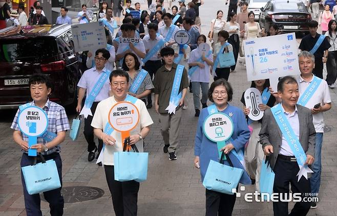 산업통상자원부와 한국에너지공단이 주최한 2025년도 여름철 에너지절약 캠페인 출범식'이 2일 서울 중구 온드림소사이어티에서 열렸다. 환경단체 관계자들이 에너지절약 캠페인 홍보 활동을 하고 있다. 김민수기자 mskim@etnews.com